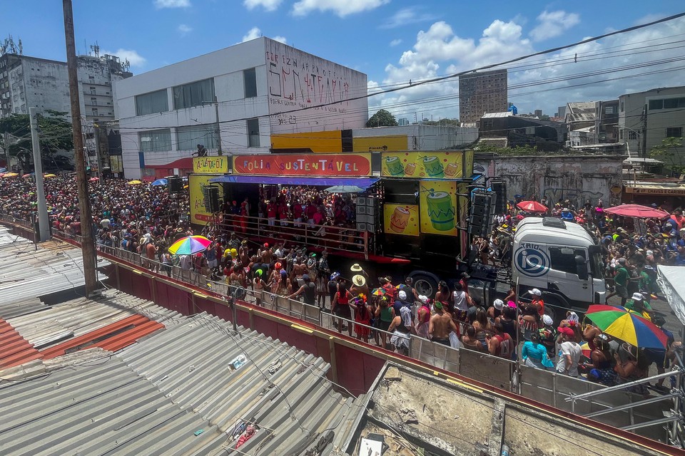 Nem o calor inibiu a multido no Centro do Recife  (Foto: Rafael Vieira/DP)