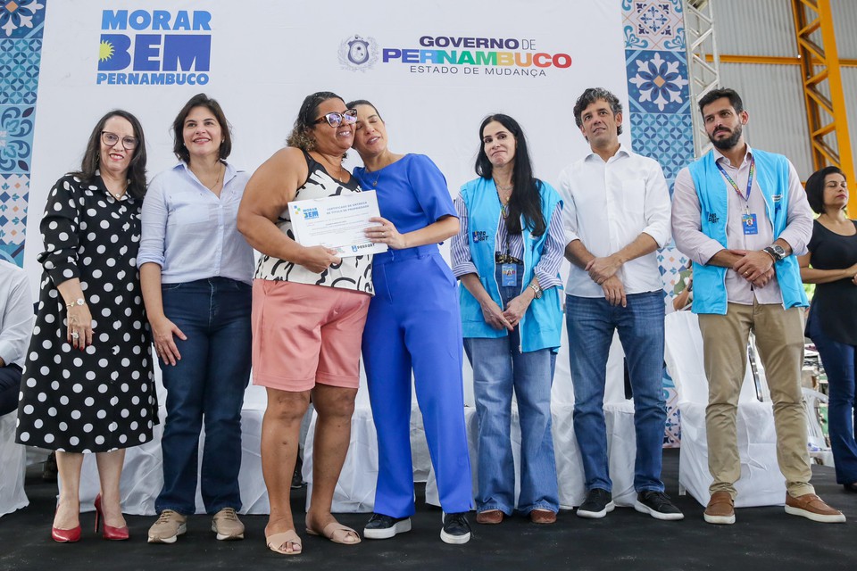 A moradora Elisabete Maria da Costa recebendo seu ttulo de propriedade (Foto: Rafael Vieira/DP)