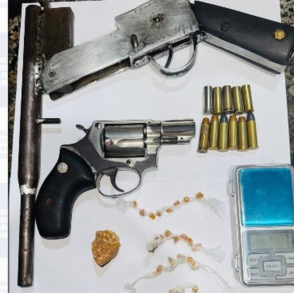 Armas e drogas foram apreendidas  (Foto: PM)