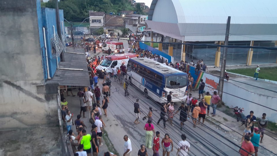 nibus atropelou participantes de uma procisso neste domingo (31), em Marcos Freire (Foto: Cortesia)