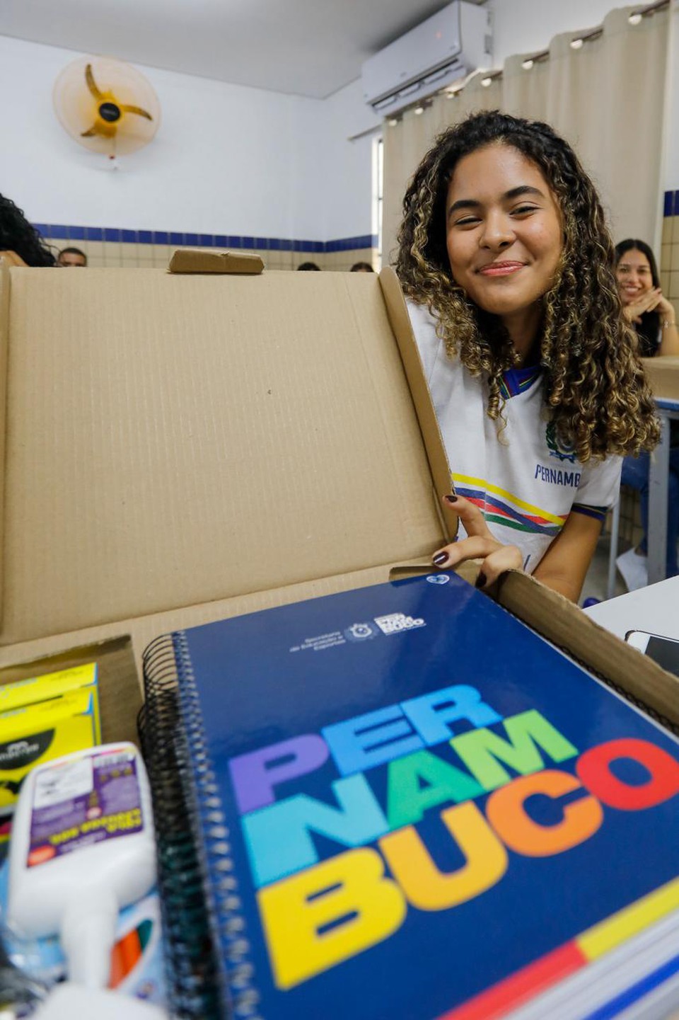 Alunos ganharam kit para estudar  (Foto: Governo de Pernambuco )