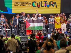 O presidente posou ao lado da ministra da Cultura segurando a bandeira da Palestina