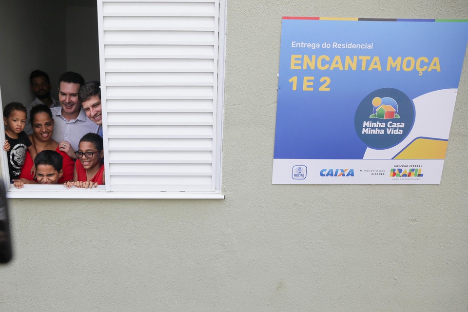 João Campos e o ministro Jáder Filho participaram de entrega de habitacionais no Recife  (Foto: Rafael Vieira/DP)