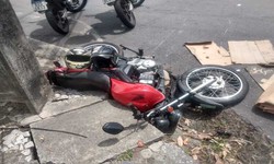 A moto ficou jogada junto ao meio-fio da esquina e embaixo de um poste