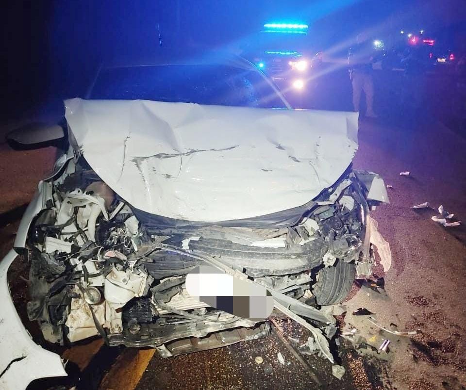 A motorista e dois passageiros do carro foram encaminhados a uma unidade de sade da cidade e depois transferidos para o Recife. (Foto: Divulgao/PRF)