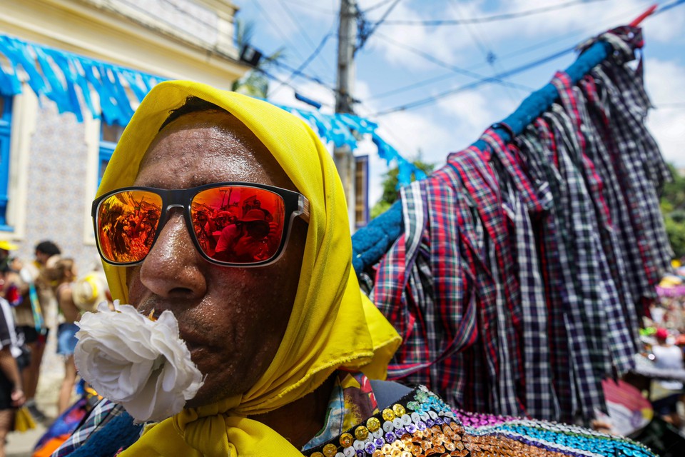 Grupos de maracatu desfilam em Olinda  (foto: Rafael Vieira/DP)