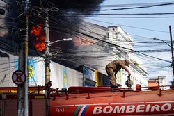 Incêndio atinge estabelecimentos no bairro São José, no Recife (Foto: Rafael Vieira/Diario de Pernambuco)