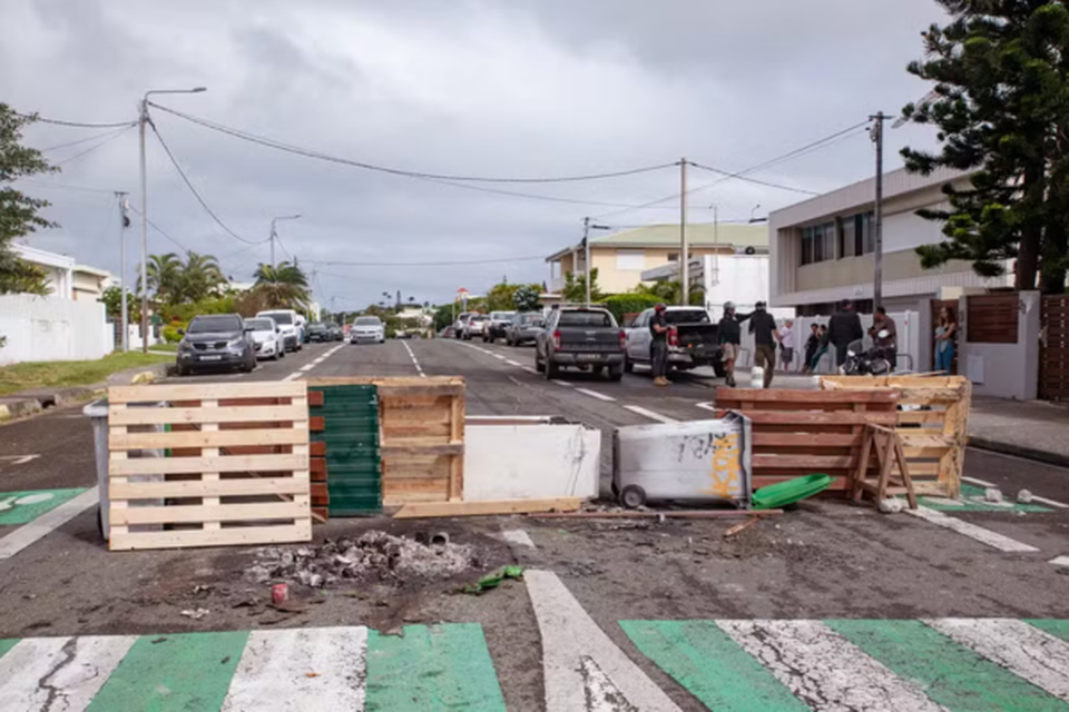 Na capital do arquiplago, Noumea, ainda ouviam-se tiros nesta quinta-feira de manh (Crdito: Delphine Mayeur / AFP)