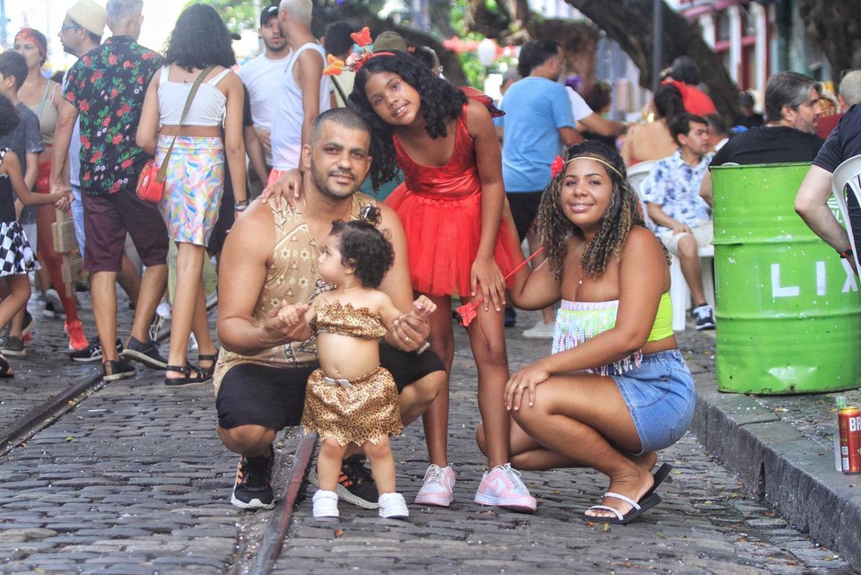 Janailson e Jéssica, casal recifense, levaram a filha de um ano e três meses para curtir a folia do Recife Antigo (Foto: Rômulo Chico/DP)