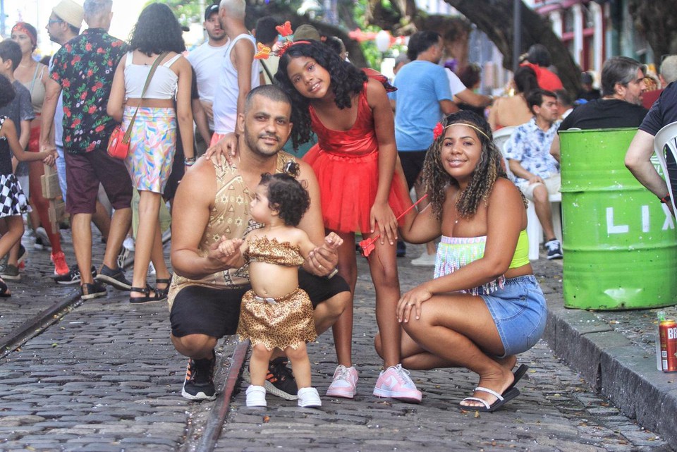 Janailson e Jssica, casal recifense, levaram a filha de um ano e trs meses para curtir a folia do Recife Antigo (Foto: Rmulo Chico/DP)