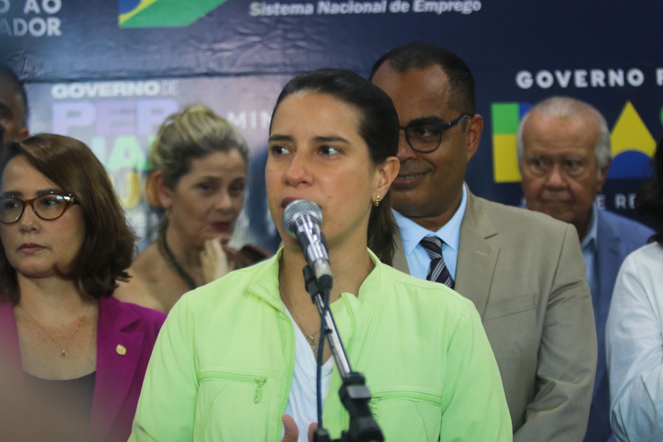 A gestora Raquel Lyra visitou as instalaes dos prdios, apresentou as placas de inaugurao e conversou com os funcionrios (Priscilla Melo/DP Foto)