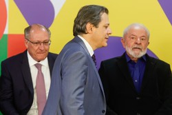 Lula fez cobranas a ministro da Fazenda e ao vice-presidente em discurso desta segunda-feira (22)