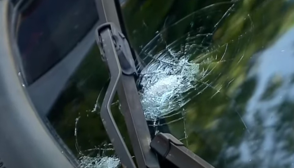 Marca de tiro foi observada no vidro dianteiro do carro  (Foto: Redes Sociais )