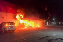 Briga e incêndio deixam 19 mortos em discoteca na Indonésia (Foto:  YANTI / AFP)
