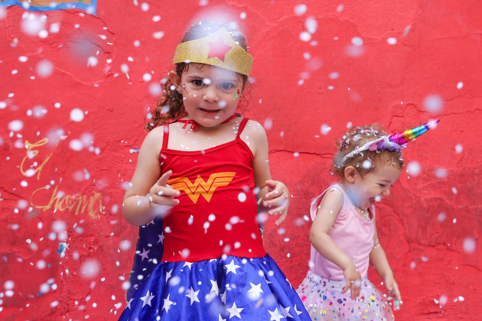Crianças e adultos se divertem em meio aos brilhos e confetes com seus trajes momescos.
 (Foto: Sandy James/ DP Foto)
