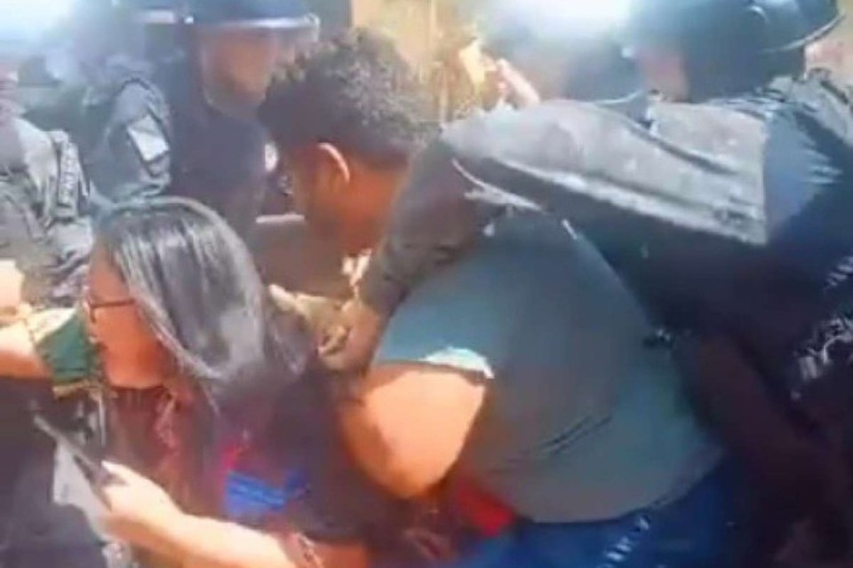 PM dispara tiros de borracha e bombas de gs em protesto de indgenas por falta de gua em reserva em MS (foto: Conselho Indigenista Missionrio (Cimi))