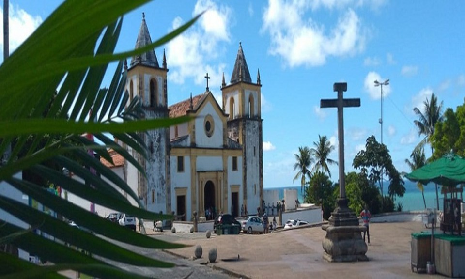 Os fieis adoram e beijam a cruz de Cristo. O momento, bastante solene, no  chamado de missa porque no h consagrao do po e do vinho (Foto: Divulgao/Arquidiocese Recife e Olinda)