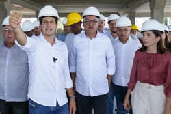 Segundo o prefeito Joo Campos ( esquerda), neste ms de maio, 30 obras de pavimentao sero concludas na cidade 