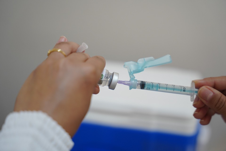 A vacina bivalente  capaz de proteger o corpo contra as duas primeiras variantes do vrus, contra a micron e suas subvariantes (Foto: SES/Divulgao)