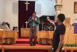 EUA: homem entra no culto e atira no pastor; veja o vdeo (Crdito: Reproduo
)