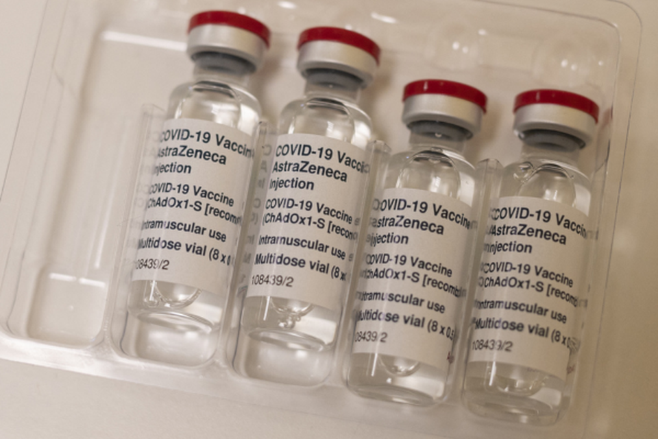 Frascos da vacina AstraZeneca/Oxford Covid-19, tambm chamada Vaxzervria (Crdito: OLI SCARFF / AFP)