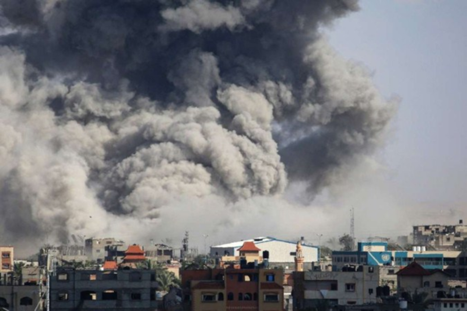 Coluna de fumaa sobe ao cu depois de bombardeio israelense, tambm em Rafah:  espera de uma invaso terrestre (crdito: AFP
)