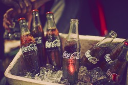 Coca-Cola, a marca mais consumida no mundo (O primeiro refrigerante da companhia em solo brasileiro foi produzido no Recife em 1941. Foto: Divulgação)
