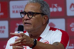 Hlio dos Anjos  apresentado pelo Nutico e tira o foco de conquistas passadas: "Preciso entregar muito mais" (Gabriel Frana / CNC)