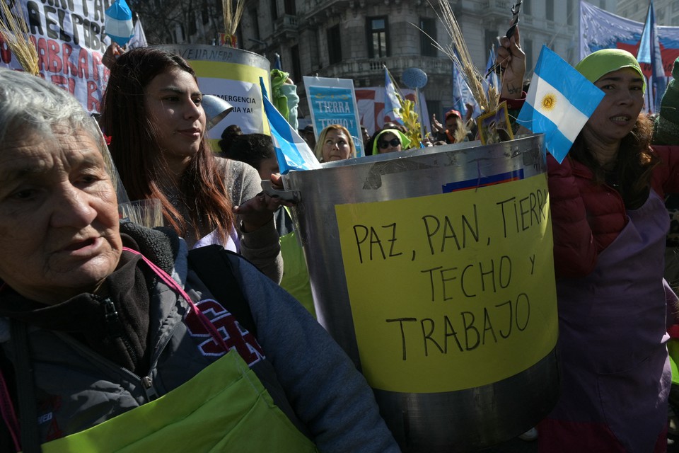 Com o lema "paz, po, terra, teto e trabalho", organizaes sociais, polticas e sindicais convocaram a mobilizao (foto: JUAN MABROMATA / AFP)