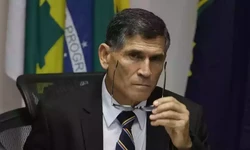 Ex-ministro do governo de Jair Bolsonaro (PL), General Santos Cruz (Podemos) afirma que ex-presidente deveria ter pedido que apoiadores que ficaram em frente aos quartis fossem pra casa
