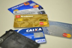 Juros do carto de crdito rotativo avanam e chegam a 445% ao ano (Arquivo/Agncia Brasil)