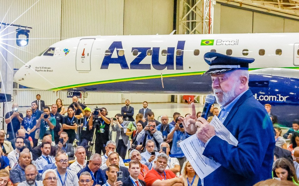 A declarao foi dada durante a visita  sede da Embraer, em So Jos dos Campos, em So Paulo  (foto: Ricardo Stuckert / PR)