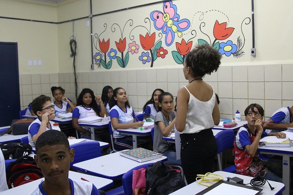 O objetivo  equiparar o salrio dos professores ao valor do piso nacional do piso do magistrio, que  de R$ 4.580,57 (Foto: Divulgao)