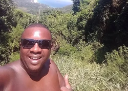 Ainda segundo o relato, os policiais disparam contra a perna de Eberson, que imediatamente caiu, gritou que era trabalhador e chegou a mostrar o crach da empresa em que trabalhava