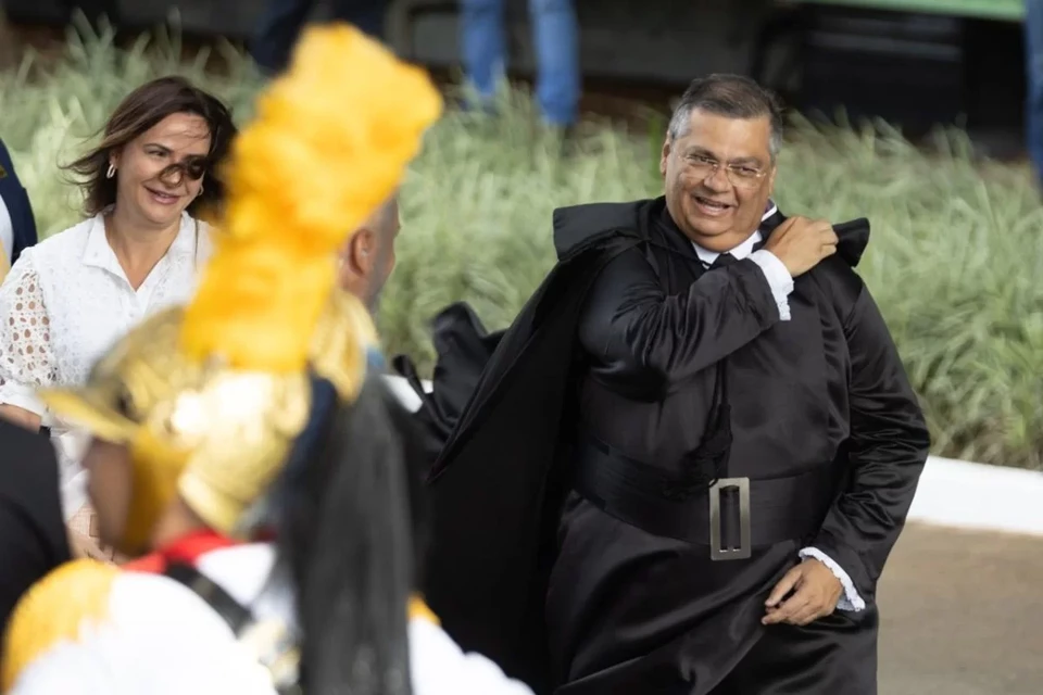 Dino falou com os jornalistas em sua chegada ao STF (foto: IGO ESTRELA/Metrpoles)