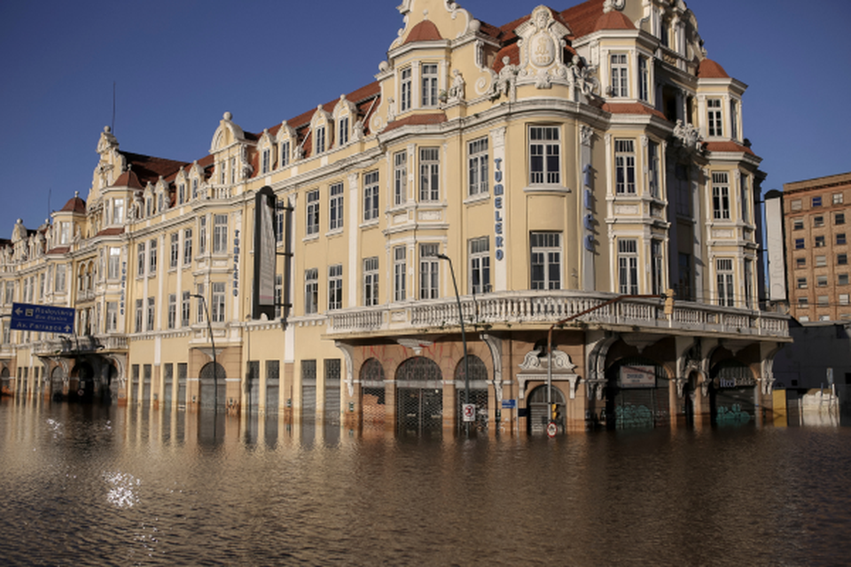 Vista de uma rua inundada no centro histrico de Porto Alegre, Rio Grande do Sul (Crdito: ANSELMO CUNHA / AFP)