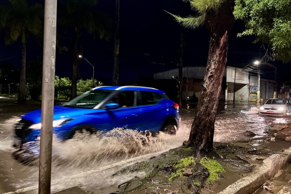 Rua ficou alagada no Recife  (Foto: Ruan Pablo/DP)