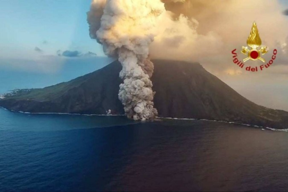 O Corpo de Bombeiros italiano divulgou imagem que mostra uma mistura de gs quente com matria vulcnica, cinzas e fragmentos de rocha  (crdito: Divulgao/Vigili del fuoco)