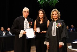 A filha do ex-advogado, Maria Pessoa Pinto Corra de Arajo, recebeu a placa da honraria do TRT6 em homenagem ao pai