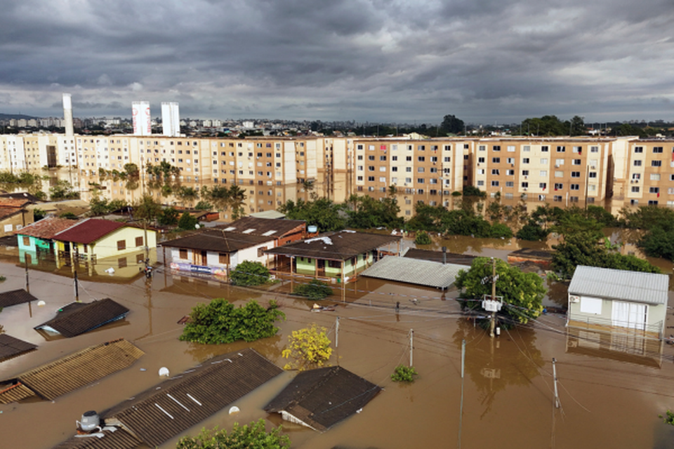 Vista area das ruas alagadas do bairro Sarandi, em Porto Alegre (Crdito: CARLOS FABAL / AFP)