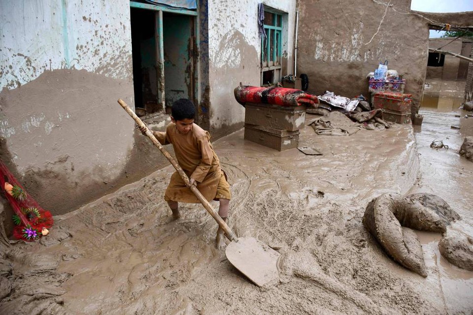 Neste sbado, sobreviventes andaram pelas ruas cobertas de lama (Foto: Atif Aryan/AFP)