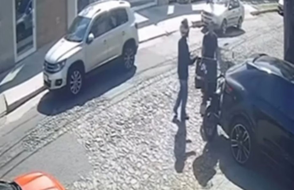 Motociclista estava a caminho de uma entrega e estacionou em frente a uma garagem (Foto: Reproduo)
