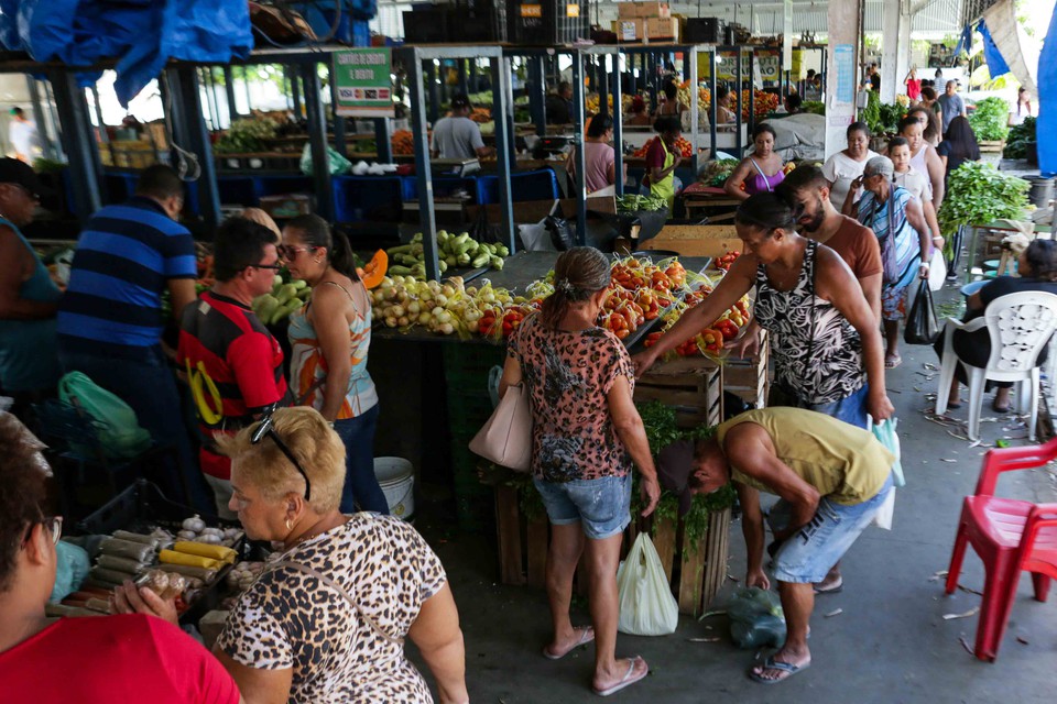 O aumento dos preos dos alimentos, principalmente das frutas e hortalia  reflexo de fatores como a entressafra da grande maioria dos hortifrutis, que ocorre no primeiro semestre do ano (Foto: Rafael Viera /DP)