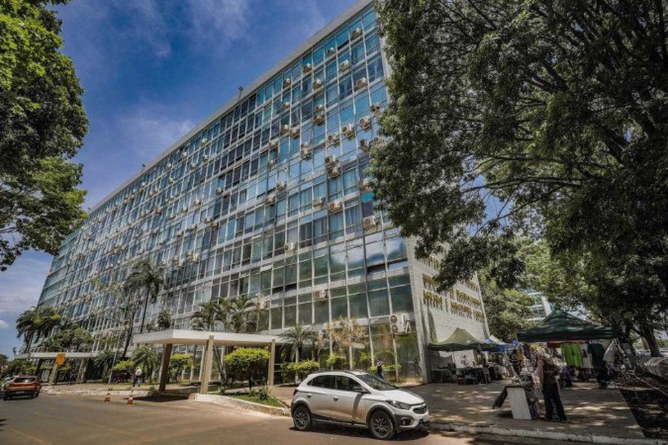 

O ministrio solicitou aos funcionrios que, "diante da situao, busquem solues alternativas para no ter paralisao de nenhum processo ou procedimento urgente" (foto: Rafa Neddermeyer/Agncia Brasil)