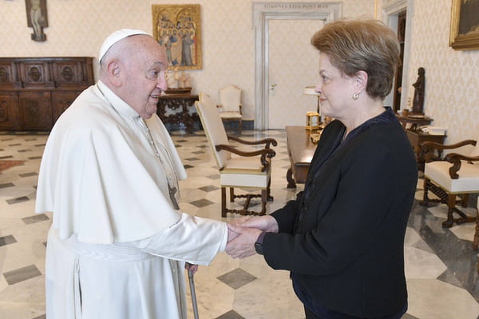 Papa Francisco e a ex-presidente da Repblica e atual presidente do Novo Banco de Desenvolvimento (NBD), Dilma Rousseff (foto: Divulgao/Vatican Media)