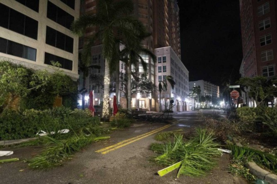 Destruio causada por tempestade aps passagem do furaco Milton, em 10 de outubro de 2024 em Sarasota, na Flrida 
 (Crdito: SEAN RAYFORD / GETTY IMAGES NORTH AMERICA / GETTY IMAGES VIA AFP)