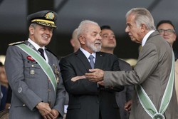 Presidente Lula entre o comandante do Exrcito, general Toms Paiva (esquerda), e o ministro da Defesa, Jos Mcio, em cerimnia em frente ao QG da Fora