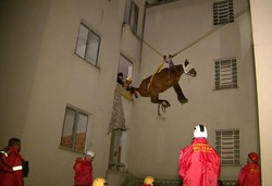 Bombeiros resgatam gua em apartamento em So Leopoldo, no Rio Grande do Sul (foto: Reproduo/TV Globo )