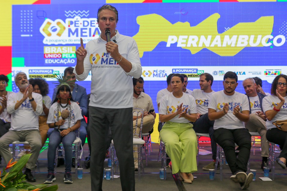 Ministro da Educao Camilo Santana (PT) esteve no Recife para ampliar programa P-de-Meia em Pernambuco (Rafael Vieira/DP)