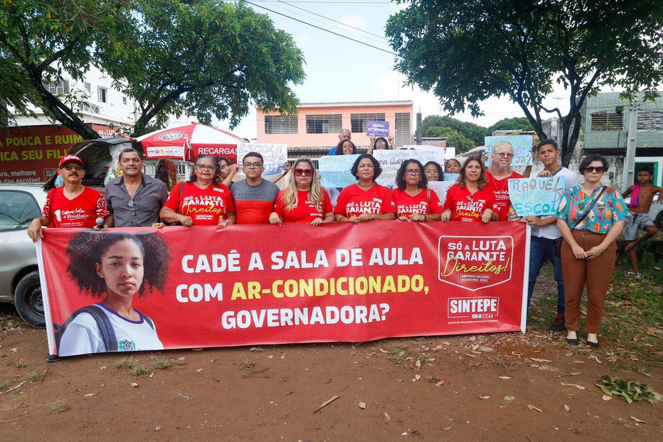 O ato foi convocado pelo Sintepe e aconteceu em frente a Escola Estadual Arthur da Costa e Silva, no bairro da Mustardinha, na Zona Oeste do Recife.  (Foto: Marina Torres/DP )